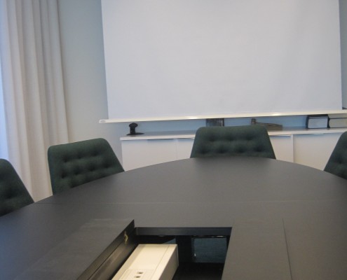 Konferensrum med Bordsbrunn och annan AV-Utrustning