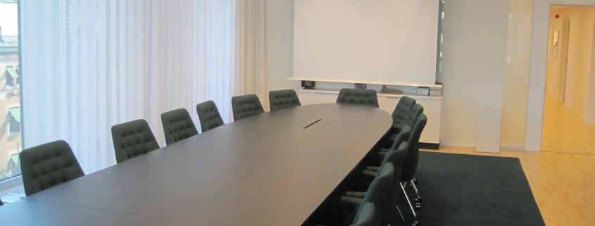 Konferensrum med Bordsbrunn och annan AV-Utrustning