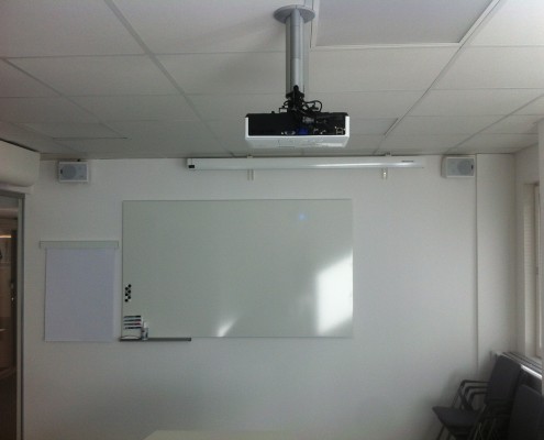 Projektor, duk, högtalare och whiteboard